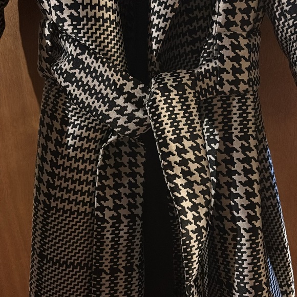 NWT -  3/4 Formal
Coat. Fits 8-10 w/curves. Tie Belt,Notched  Collar,Vented hem - Picture 4 of 8